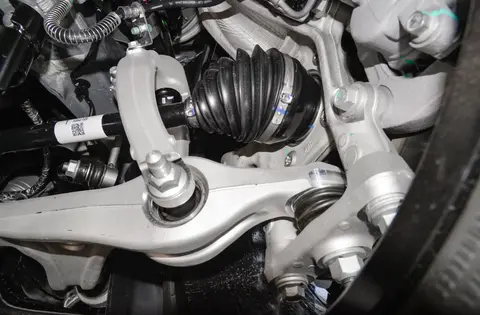 家用选哪款?风云 A9L 2025 款伯牙智领版、光辉四驱高能版底盘对比